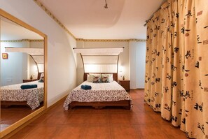 2 habitaciones, escritorio y tabla de planchar con plancha 