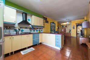 Refrigerador, microondas, cafetera/tetera, tetera/pava eléctrica
