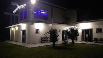 Façade de lâhĂ©bergement - soirĂ©e/nuit