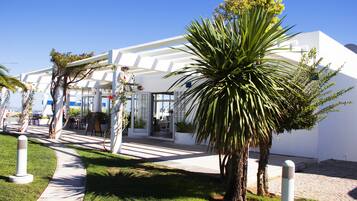 Daily continental breakfast (EUR 9 per person)