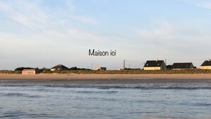 Une vue sur la côte, avec des maisons et une plage.