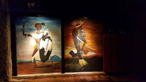 Fachada da propriedade à noite