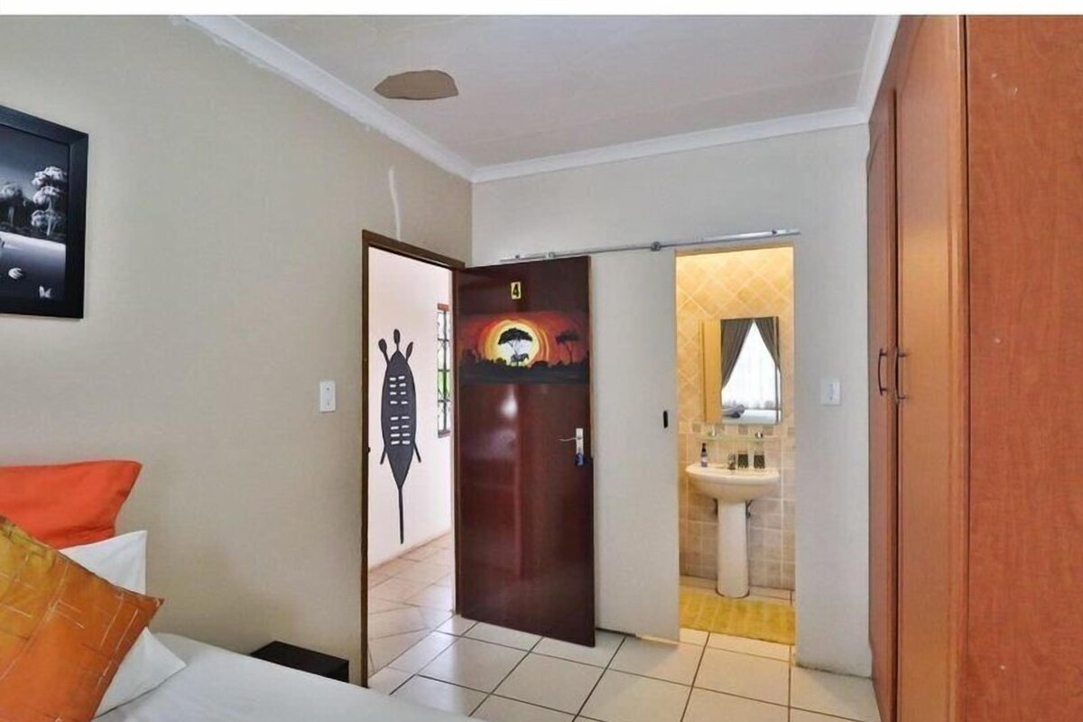 Quarto standard | Ferros/tábuas de passar roupa, Wi-Fi de cortesia, roupa de cama