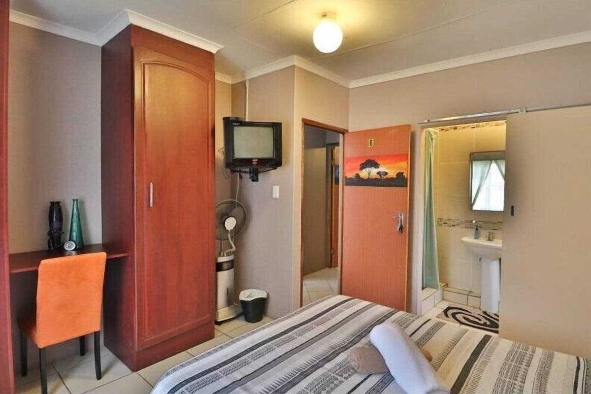 Comfort Room | Iron/ironing board, free WiFi, bed sheets