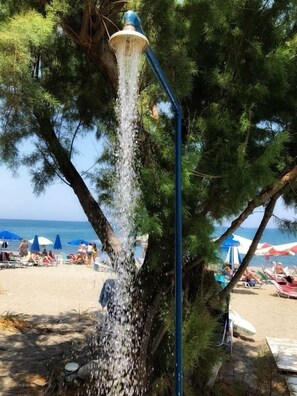 A tree with a water spout in a beach setting. - Leonidas Rooms (Platanias)