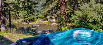 Gorgeous River views, Sleeps 6, 3 bedrooms, 3 1/2 baths, hot tub, and foosball.