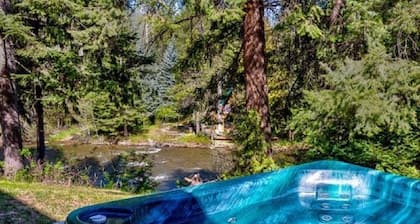 Magníficas vistas al río, capacidad para 8 personas, 3 dormitorios, 3 1/2 baños y bañera de hidromasaje