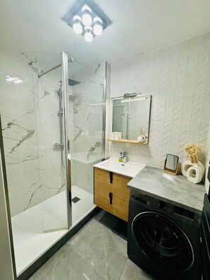 Dusj, hårføner og toalettpapir