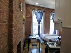 Studio 678, 3 Double Beds | Private kitchenette | Fridge, microwave, stovetop, coffee/tea maker - Studios Midtown Manhattan (New York)