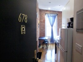 Tabla de planchar con plancha, wifi gratis y ropa de cama 