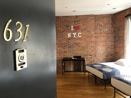 基础开间 | 熨斗/熨衣板、免费 WiFi、床单