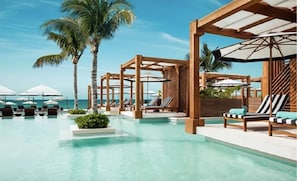 Una piscina al aire libre, una piscina climatizada