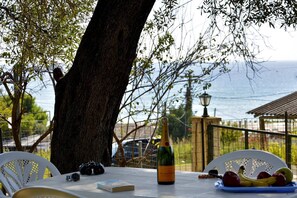 Outdoor dining - Dina's vacation rental home (Pelekas beach,Corfu)