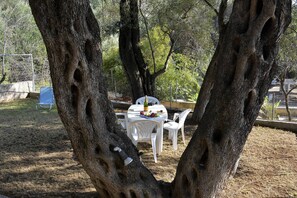 Outdoor dining - Dina's vacation rental home (Pelekas beach,Corfu)
