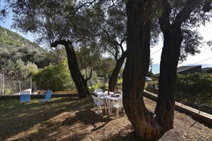 Outdoor dining - Dina's vacation rental home (Pelekas beach,Corfu)