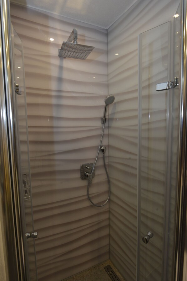 Bathtub, jetted bath, hair dryer, towels