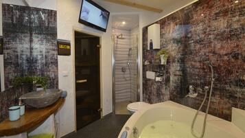 浴缸、按摩浴缸、吹风机、毛巾