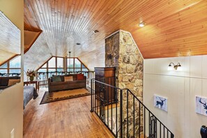 Chalet panorámico | Área de sala de estar | Televisión de pantalla plana y chimenea