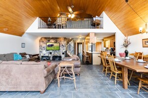 Chalet panorámico | Área de sala de estar | Televisión de pantalla plana y chimenea