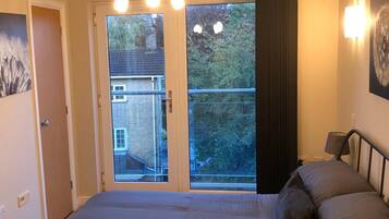 2 bedrooms, iron/ironing board, travel cot, free WiFi