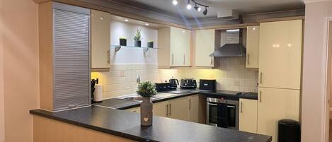 Kjøleskap, mikrobølgeovn, ovn og kokeplater