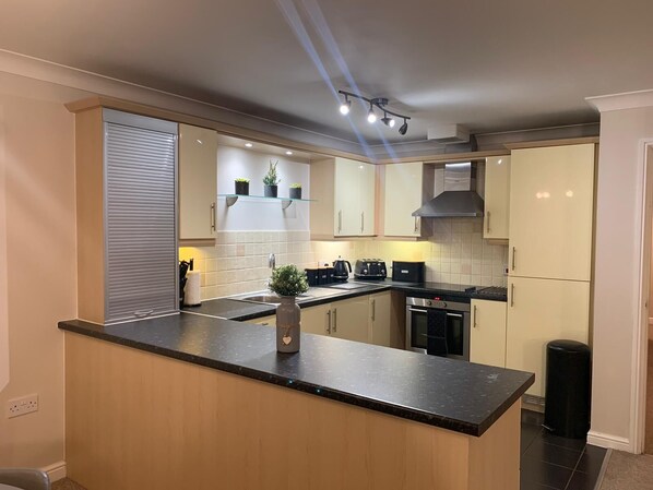 ثلاجة، ميكروويف، فرن، موقد طهي مسطح