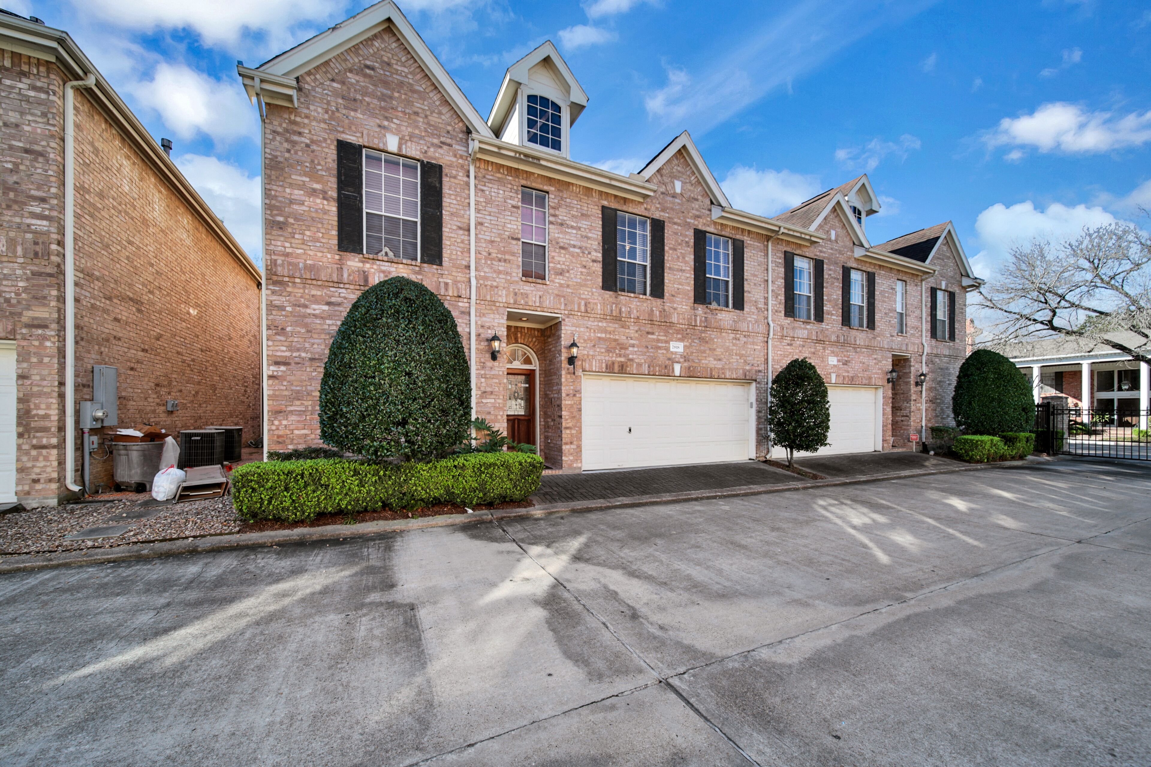 Three-level townhome w/gas fireplace, enclosed backyard-close to Galleria Mall
