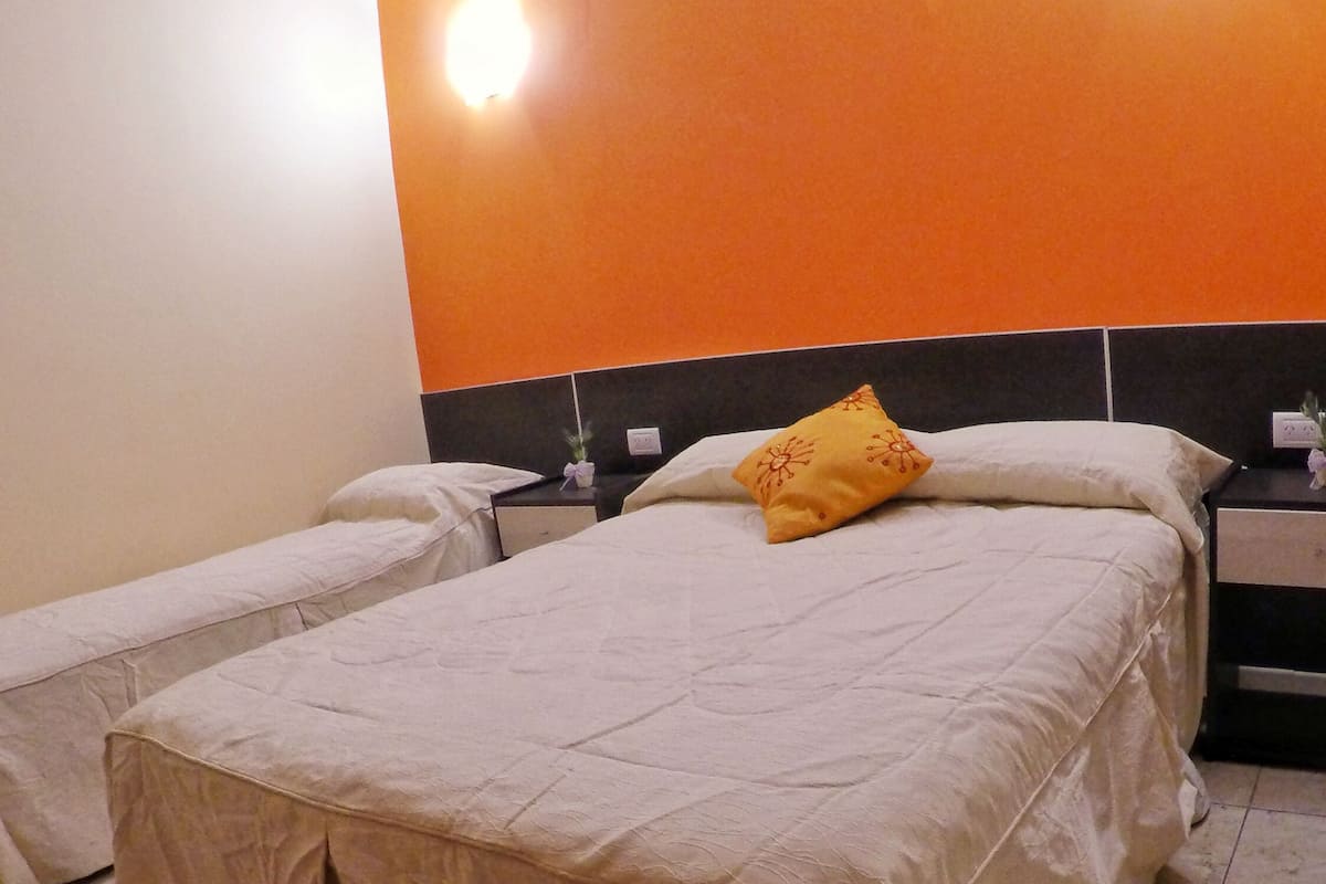 Habitación triple | Caja fuerte, wifi gratis, decoración individual y mobiliario individual