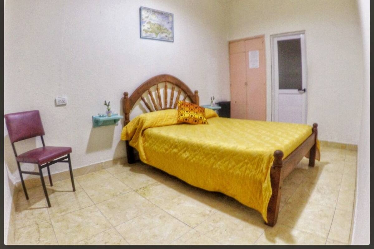 Habitación doble, 1 cama de matrimonio | Caja fuerte, wifi gratis, decoración individual y mobiliario individual
