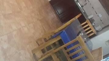 Studio tiện nghi đơn giản | Khu phòng khách | TV LED 32-inch có truyền hình cáp, TV