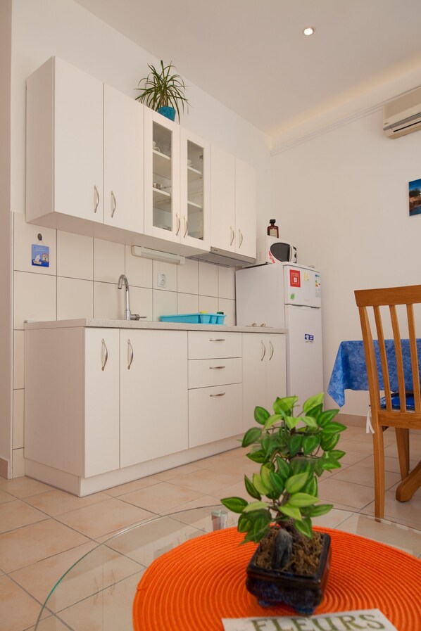 Apartamento, 2 quartos | Cozinha privada | Geladeira, micro-ondas, cooktop, cafeteira/chaleira