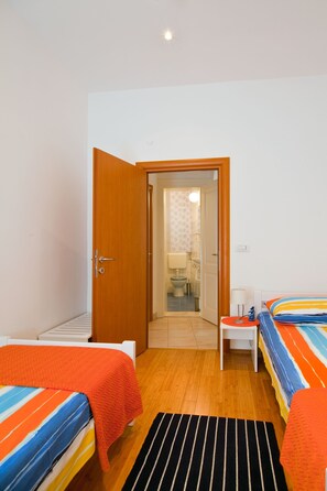 Apartamento, 2 quartos | 2 quartos, quartos à prova de som, ferros/tábuas de passar roupa