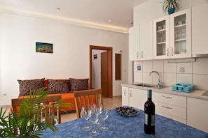 Apartamento, 2 quartos | Sala de estar | TV de tela plana