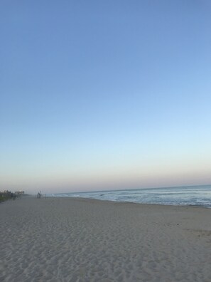 Perto da praia, espreguiçadeiras 