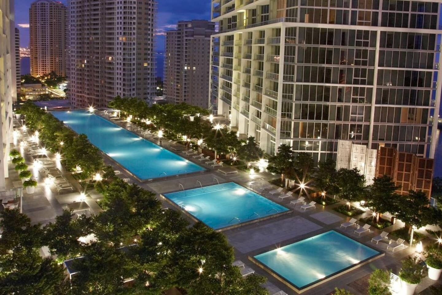 Innendørsbasseng og utendørsbasseng