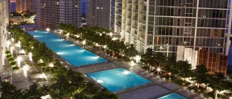 Innendørsbasseng og utendørsbasseng