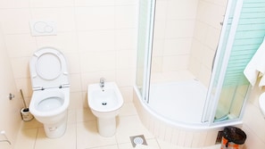 Grand-Apartment | Badezimmer | Dusche, Haartrockner, Handtücher, Seife
