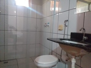 Camera tripla, 3 letti singoli | Bagno | Doccia, asciugamani