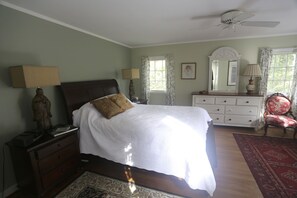 3 bedrooms, iron/ironing board, WiFi, bed sheets