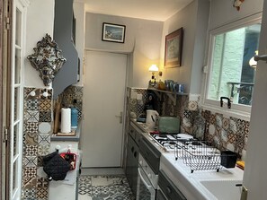 Refrigerador, microondas, horno y parrilla de estufa 