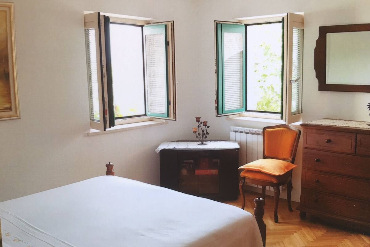 2 bedrooms, desk, laptop workspace, free WiFi