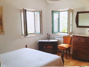 2 bedrooms, desk, laptop workspace, free WiFi