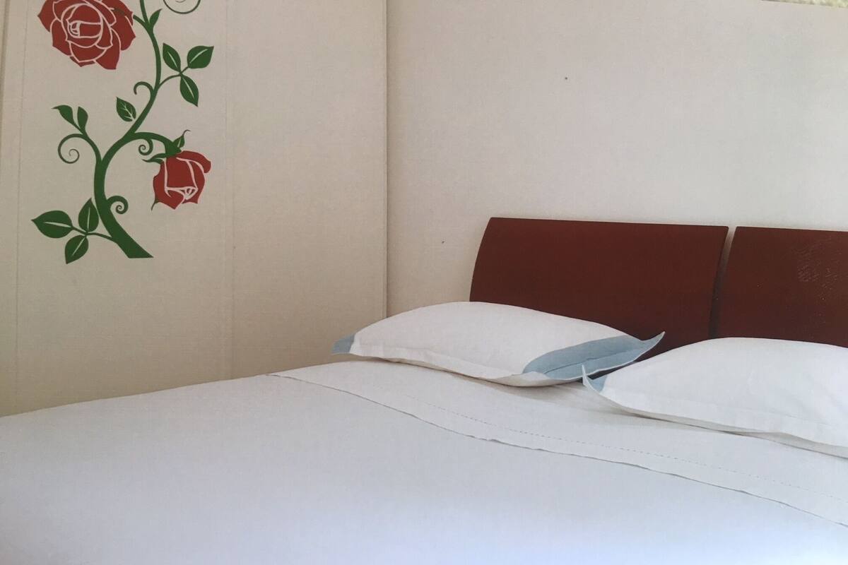 2 bedrooms, desk, laptop workspace, free WiFi