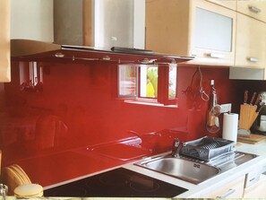 Frigorifero, forno, piano cottura, lavastoviglie