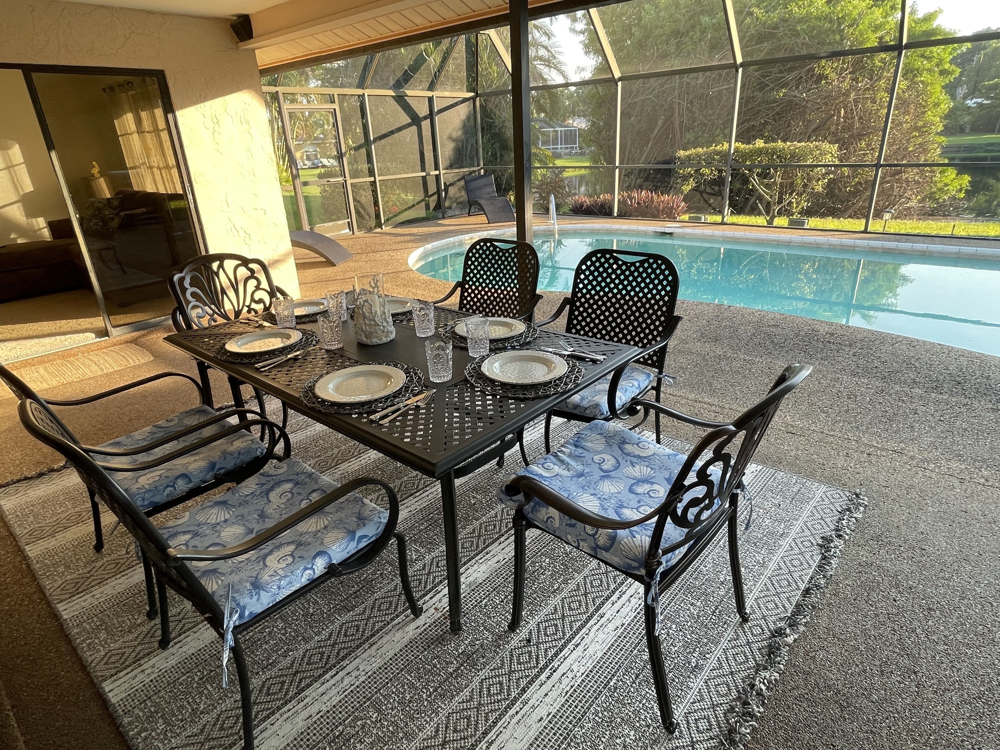 Un espace repas extérieur avec vue sur la piscine.