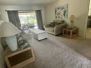 Smart-tv, dvd-spelare och böcker