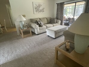 Smart TV, DVD player, books - Great family home with a new sparkling pool,lovely lake view, 5 Minutes to beach (Naples)