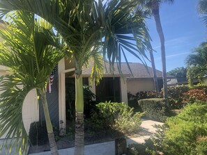 Exterior detail - Great family home with a new sparkling pool,lovely lake view, 5 Minutes to beach (Naples)