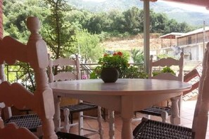 Outdoor dining - Top floor apartment,5’’away from Acheron Springs.3bedroom 45sq.facing terrace (Παργα)