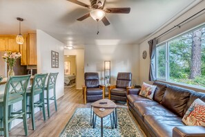 TV - Single-level, dog-friendly home w/ private fenced-in yard & easy beach access (Bandon)